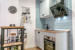 Kjøleskap, ovn, kokeplater og kaffetrakter/tekoker