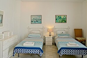 4 chambres, coffres-forts dans les chambres, bureau