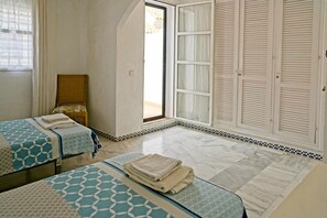 4 Schlafzimmer, Zimmersafe, Schreibtisch, Bügeleisen/Bügelbrett