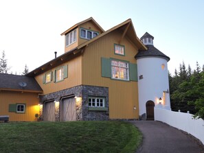 Exterior - Gorgeous Home and Property Located Just 30 Minutes From Glacier National Park (Kalispell)
