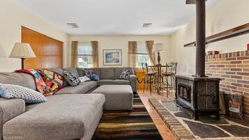 House (VI121 Edna Avenue) | Living room