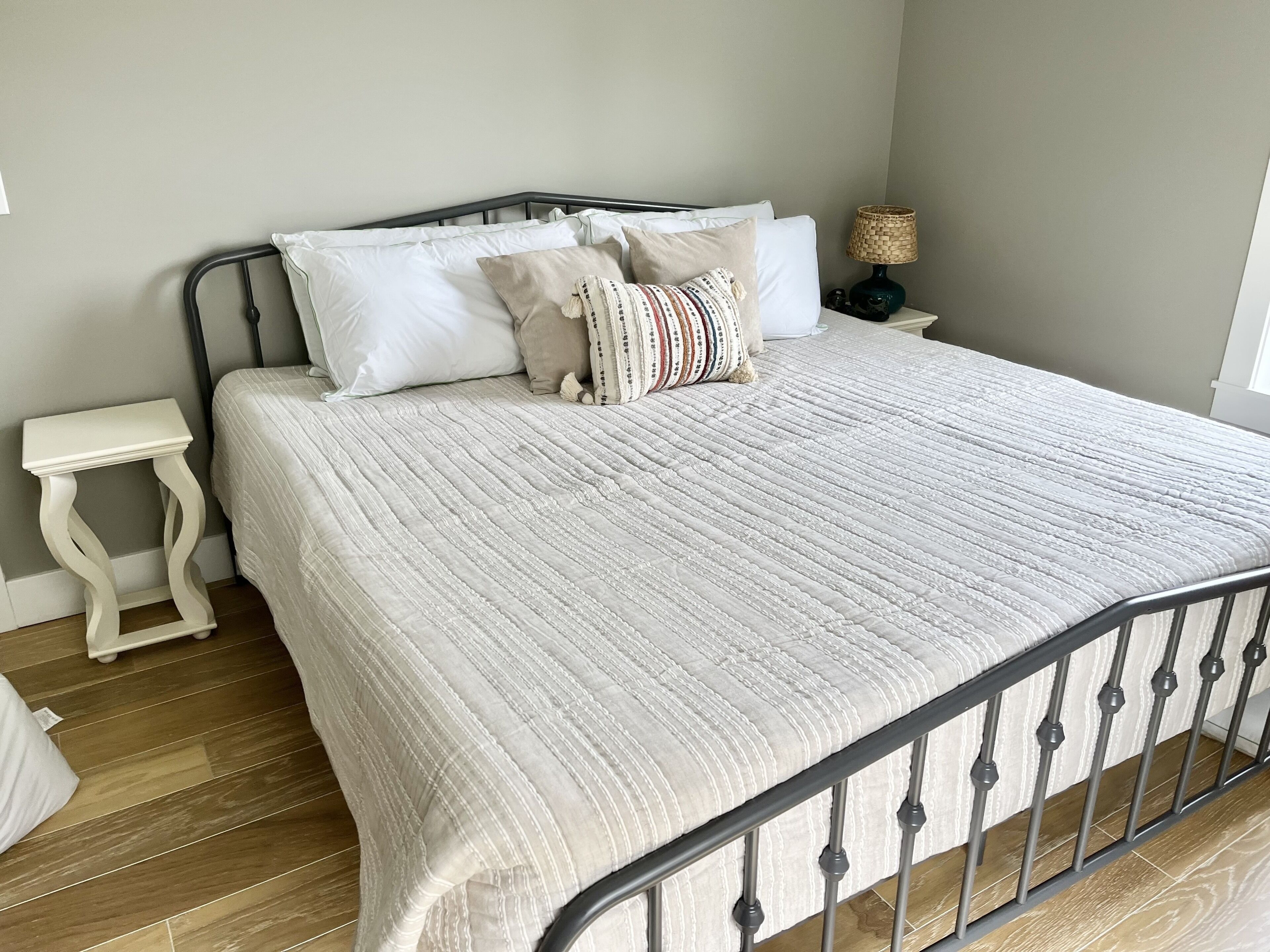 2 BLKS TO BEACH, LUXURY 4B/3.5BA, SLEEPS 12 (3 KING & 3 QUEEN) WALK EVERYWHERE!