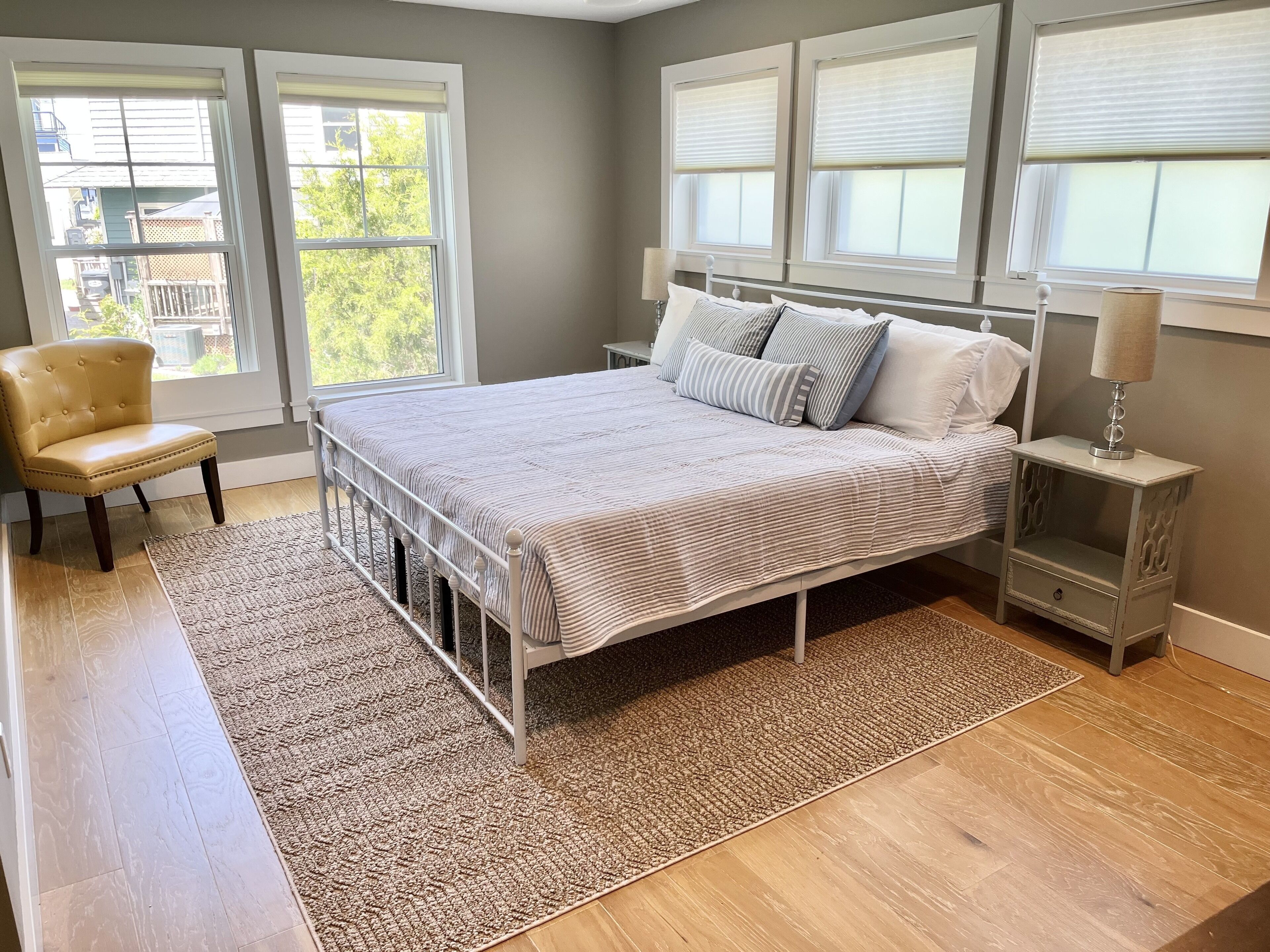 2 BLKS TO BEACH, LUXURY 4B/3.5BA, SLEEPS 12 (3 KING & 3 QUEEN) WALK EVERYWHERE!