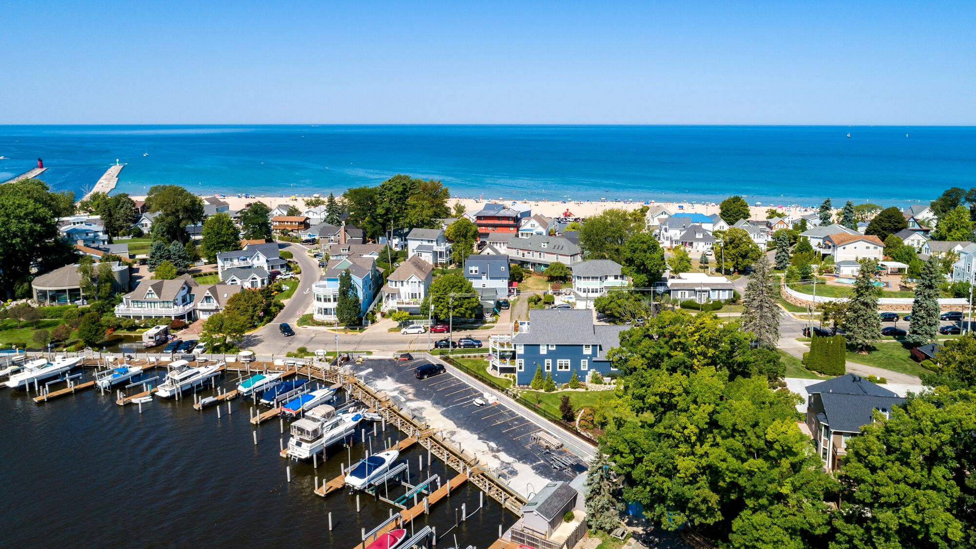 2 BLKS TO BEACH, LUXURY 4B/3.5BA, SLEEPS 12 (3 KING & 3 QUEEN) WALK EVERYWHERE!