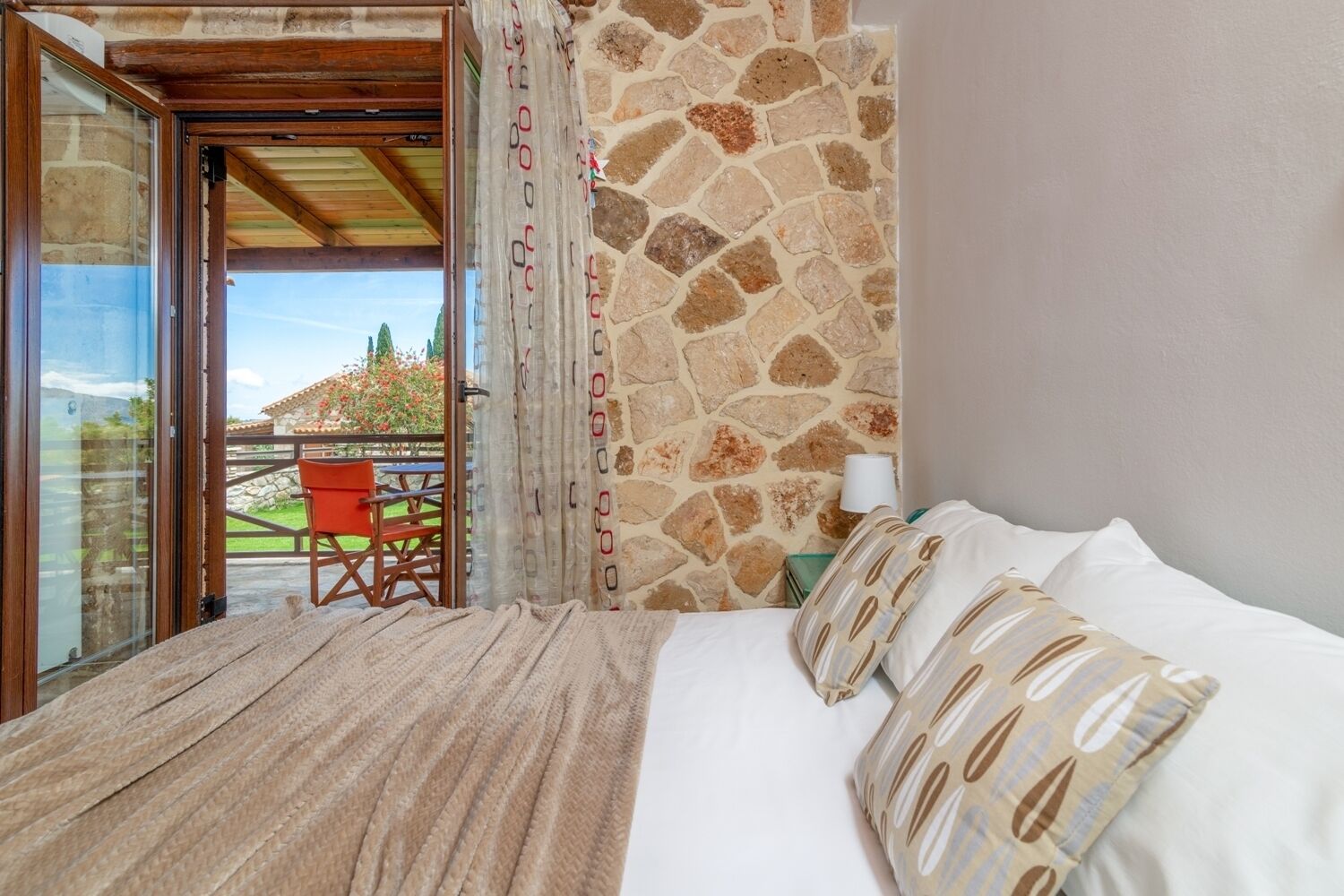 3 habitaciones, caja de seguridad en la habitación y escritorio 