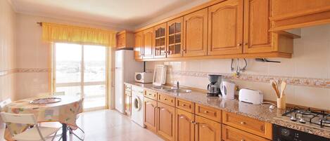 雪櫃、微波爐、焗爐、爐具