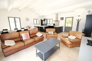 TV connectée, table de tennis de table