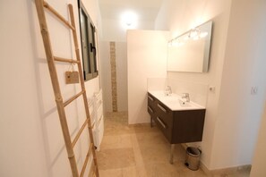 Shower, hair dryer, towels - Vacation rental house with pool AUREILLE LS1-373 (Aureille)