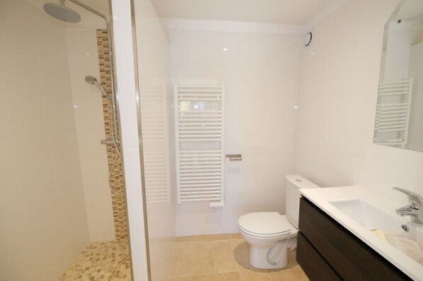 Shower, hair dryer, towels - Vacation rental house with pool AUREILLE LS1-373 (Aureille)