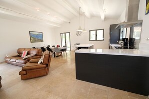 TV connectée, table de tennis de table