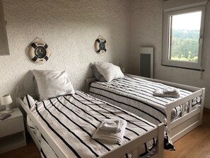 2 bedrooms, iron/ironing board, free WiFi