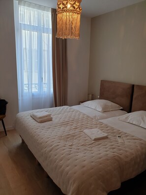 3 habitaciones, tabla de planchar con plancha, cuna de viaje y wifi