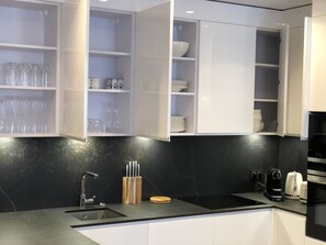 ثلاجة، ميكروويف، فرن، موقد طهي مسطح