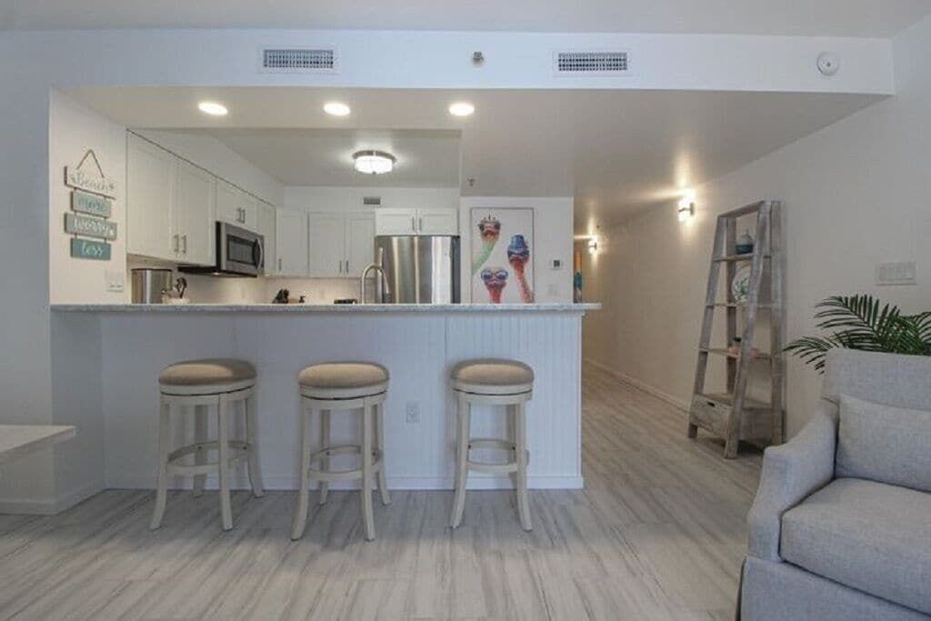 Beautiful 2nd floor Vacation Condo on the Beach includes Free Beach Service