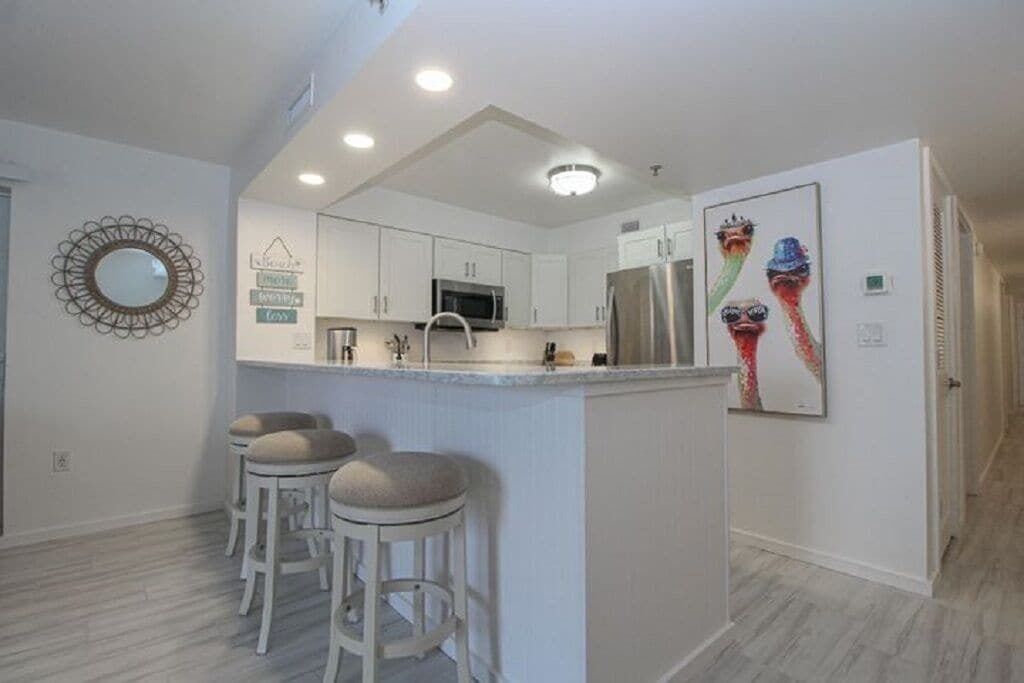 Beautiful 2nd floor Vacation Condo on the Beach includes Free Beach Service