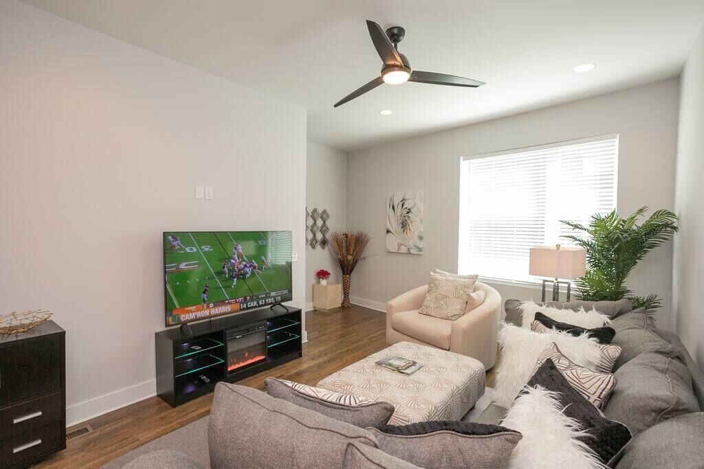 Luxury Townhome Skyline Views Mins To Downtown