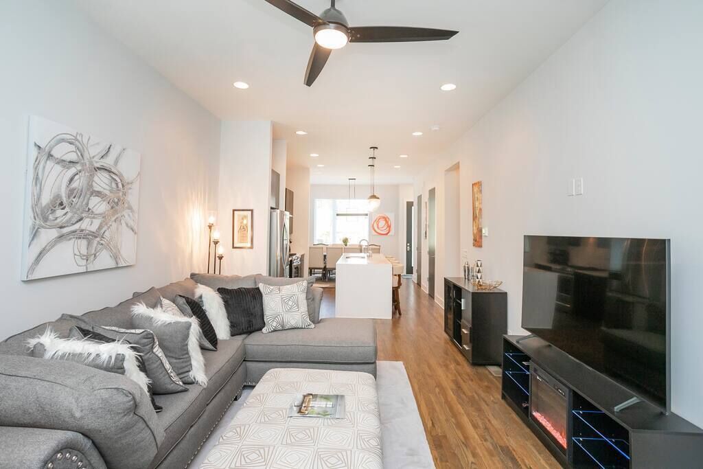 Luxury Townhome Skyline Views Mins To Downtown