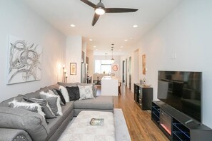 Smart TV, fireplace, ping pong, stereo - Luxury Townhome Skyline Views Mins To Downtown Game Room (Nashville)