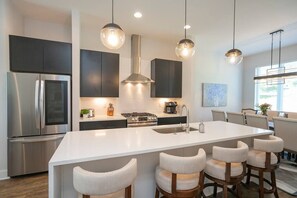 Fridge, microwave, oven, stovetop - Luxury Townhome Skyline Views Mins To Downtown Game Room (Nashville)