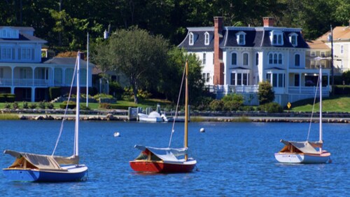 2bed/2bath with water views, large deck, walking distance to beach/restaurants 