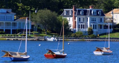 2bed/2bath with water views, large deck, walking distance to beach/restaurants