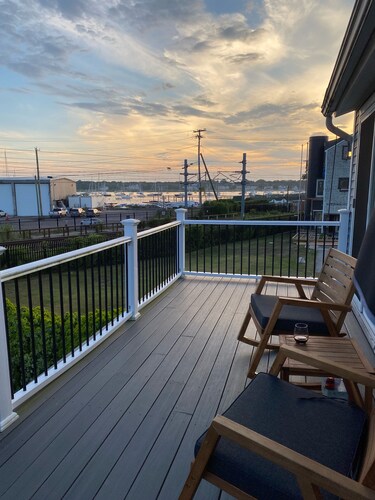 2bed/2bath with water views, large deck, walking distance to beach/restaurants 