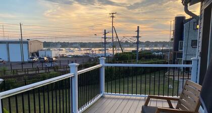 2bed/2bath with water views, large deck, walking distance to beach/restaurants