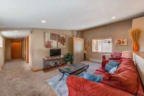 Een televisie, een dvd-speler en boeken