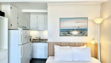 Iron/ironing board, free WiFi, bed sheets