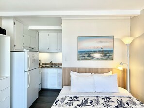 Iron/ironing board, free WiFi, bed sheets - Beachfront•Pet Friendly•1st Floor•Pool•Private Beach Access (Atlantic Beach)