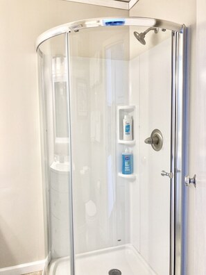 Shower, hair dryer, towels, soap - Beachfront•Pet Friendly•1st Floor•Pool•Private Beach Access (Atlantic Beach)