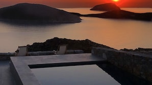 An infinity pool with a view of the sunset over water and islands. - Infinity Villa, luxury house with stunning view in Serifos (Serifos)