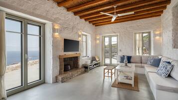 Una Smart TV, una chimenea, libros, una biblioteca de música