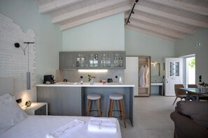 1 chambre, coffre-fort, fer et planche à repasser