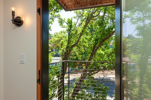 Luxury townhome in downtown, Roof-top patio w/River views, walk to breweries