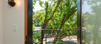 Luxury townhome in downtown, Roof-top patio w/River views, walk to breweries