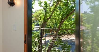 Luxury townhome in downtown, Roof-top patio w/River views, walk to breweries