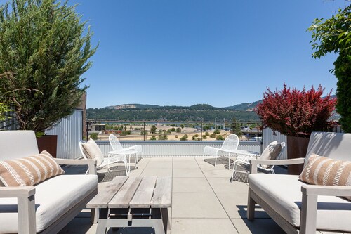 Luxury townhome in downtown, Roof-top patio w/River views, walk to breweries