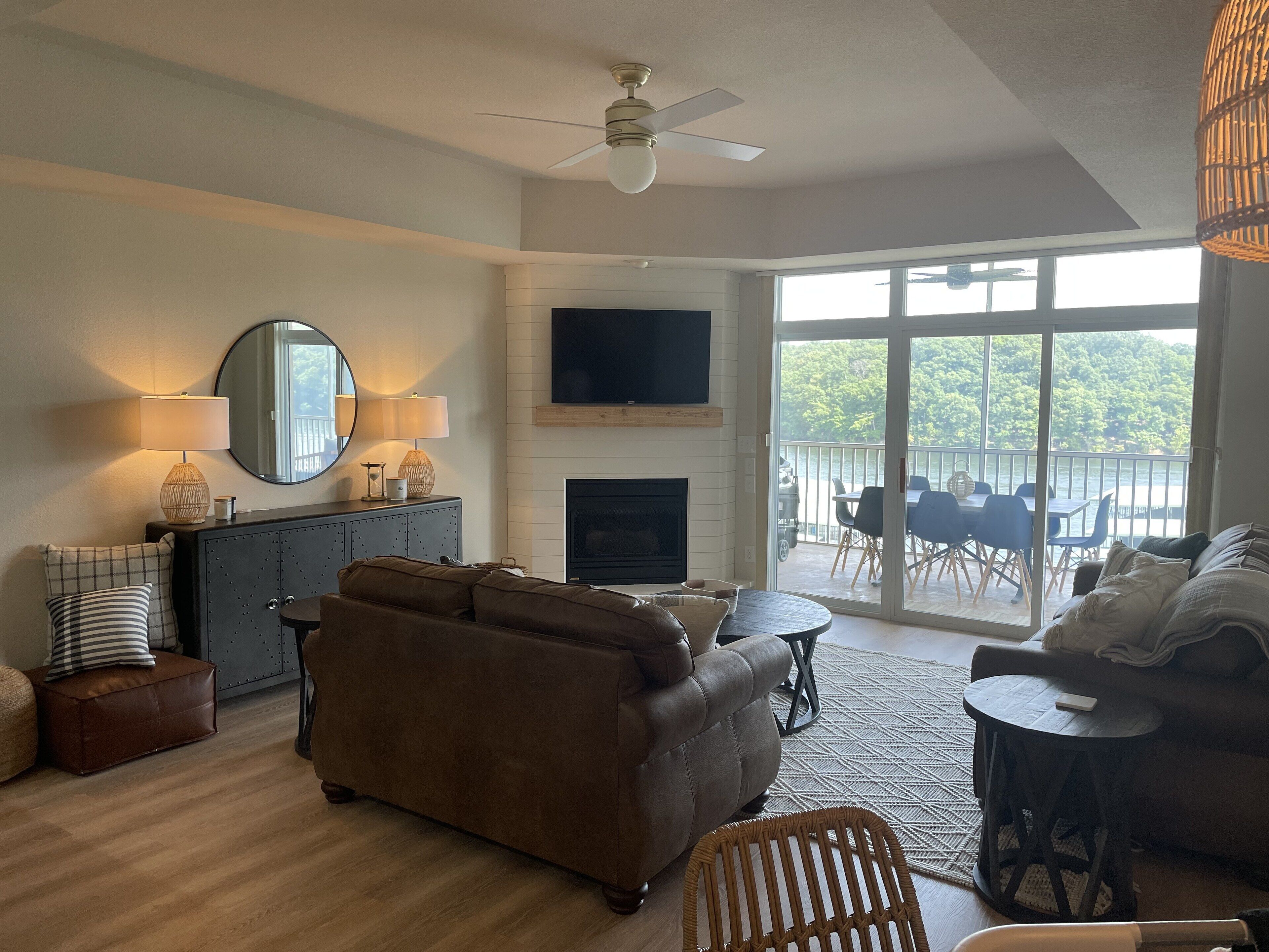 Perfect Location! Newly Remodeled- 2021 Condo right in the heart of Osage Beach