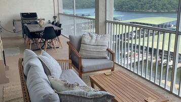 Smart TV, fireplace, books, streaming services