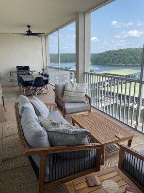 Smart TV, fireplace, books, streaming services