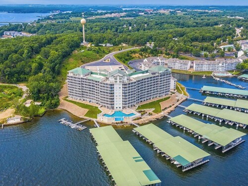 Perfect Location! Newly Remodeled- 2021 Condo right in the heart of Osage Beach