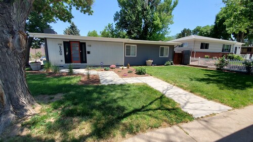 Beautiful Large Private Downstairs Area-Great Location-8 guests stay comfortably