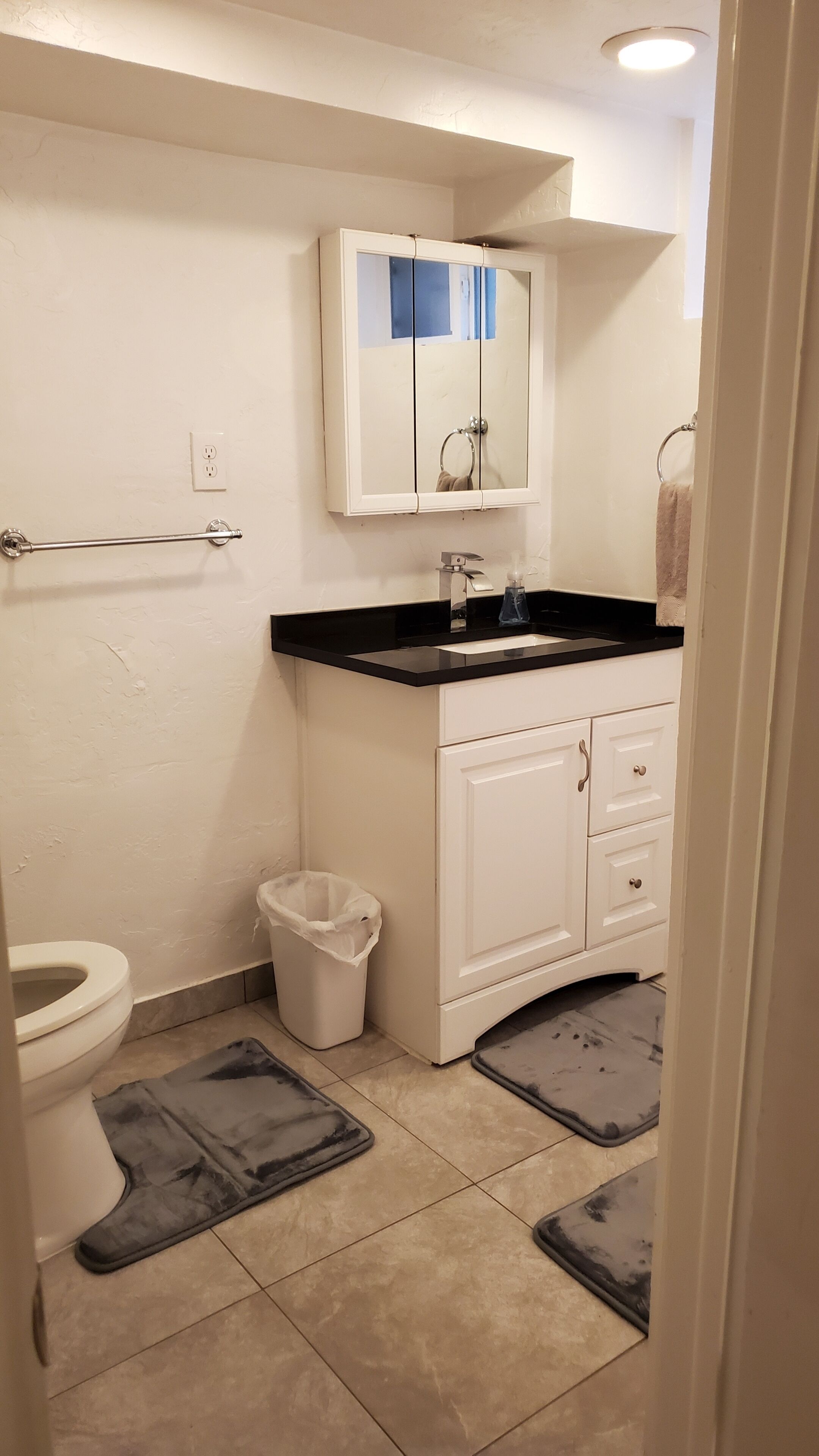 Beautiful Large Private Downstairs Area-Great Location-8 guests stay comfortably