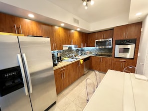 Geladeira, micro-ondas, fogão, cooktop