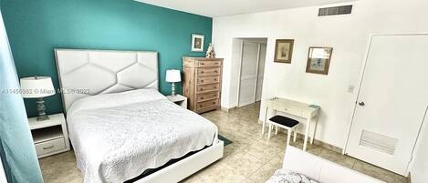 1 dormitorio, escritorio, tabla de planchar con plancha y cuna de viaje