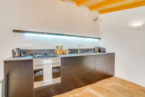 Fridge, oven, stovetop, coffee/tea maker