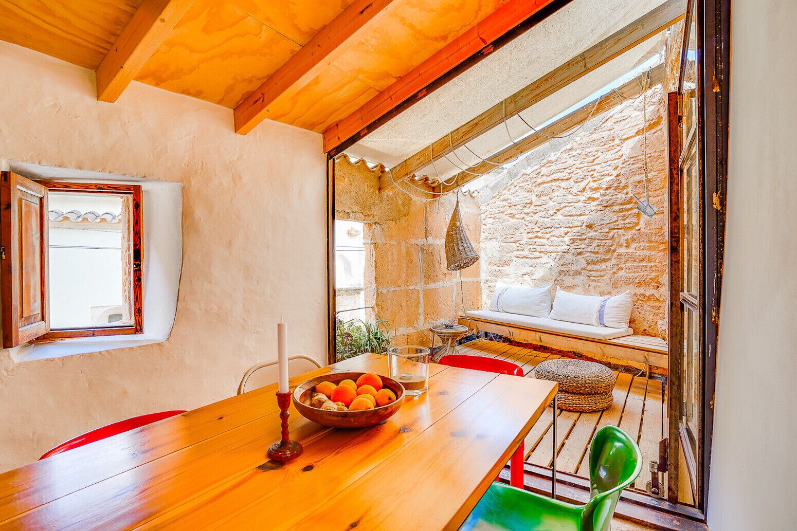 Die Sonne beleuchtet die Terrasse des Hauses in Ses Salines