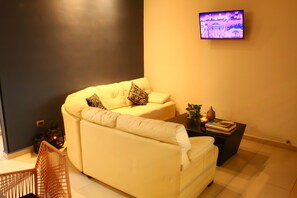 Standard-Haus | Wohnbereich | 32-Zoll-Smart-TV mit Digitalempfang, Fernseher