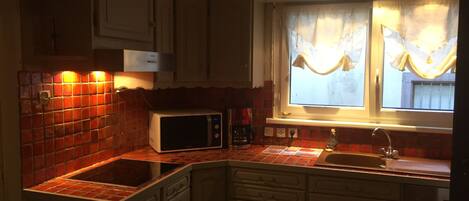 Refrigerador, microondas, horno y parrilla de estufa